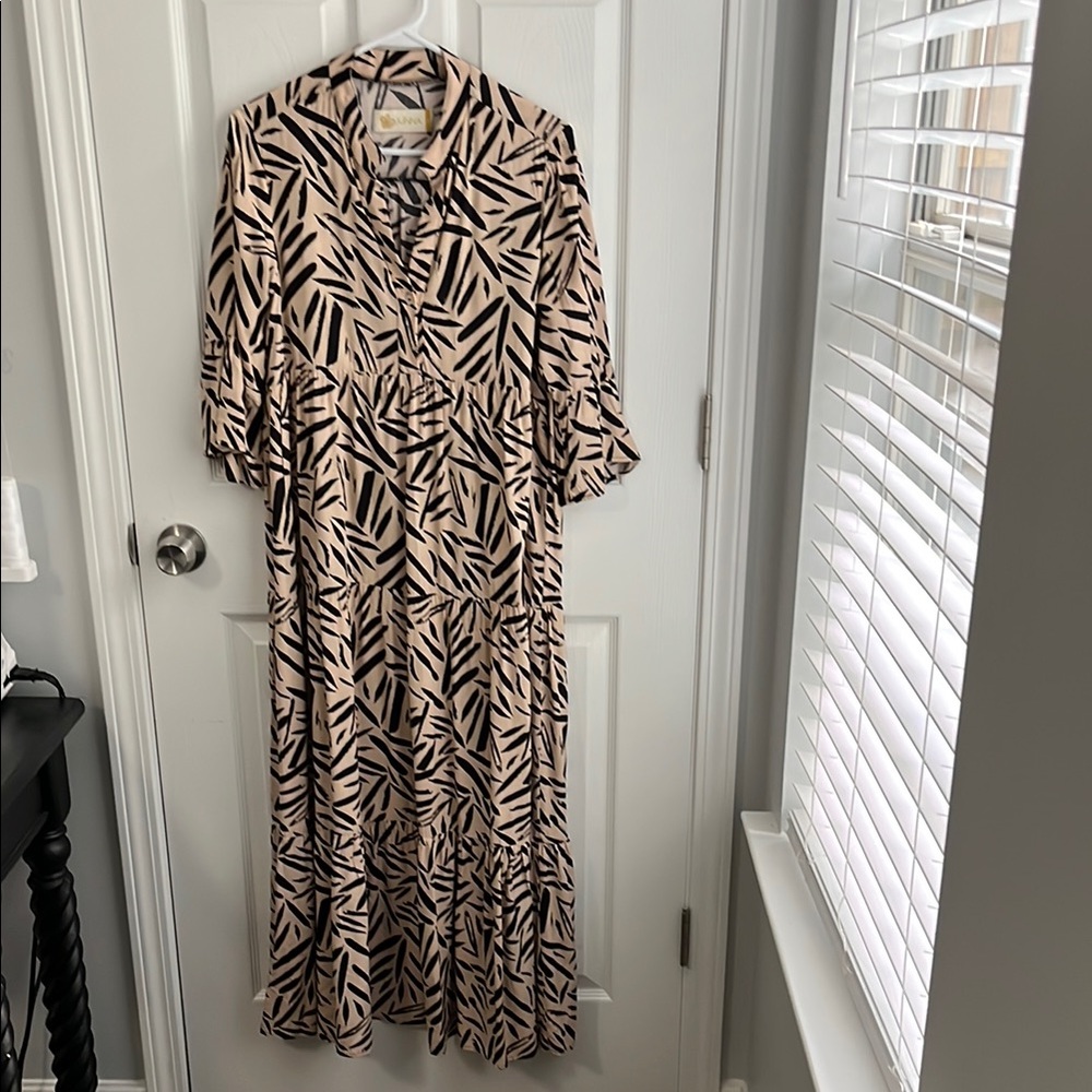 Junna Elegant And Pleasant Black and Cream Patterned Maxi Dress